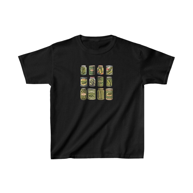 Puede incluir: Camiseta negra con un gr&aacute;fico de una cuadr&iacute;cula de 12 frascos de pepinillos verdes. Los frascos est&aacute;n etiquetados como "Sweet Pickles" y "Dill Pickles".