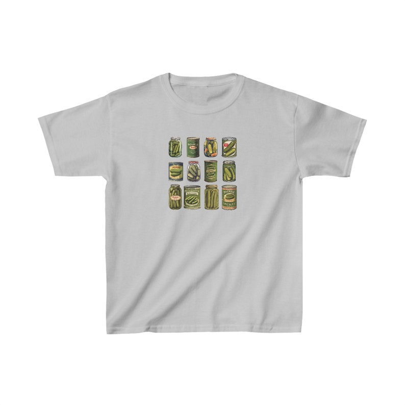 Puede incluir: Una camiseta gris claro con un gr&aacute;fico de 12 tarros de pepinillos. Los tarros est&aacute;n dispuestos en una cuadr&iacute;cula y presentan varias marcas y etiquetas de pepinillos.