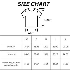 Puede incluir: Tabla de tallas para una camiseta con medidas en pulgadas para el ancho, la longitud y la longitud de la manga desde el centro de la espalda. Las tallas incluyen XS, S, M, L y XL.