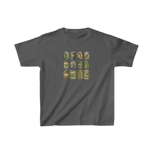 Puede incluir: Una camiseta gris oscuro con un gr&aacute;fico de una cuadr&iacute;cula de 12 frascos de pepinillos. Los frascos son de varios tama&ntilde;os y formas, y los pepinillos son verdes y amarillos.