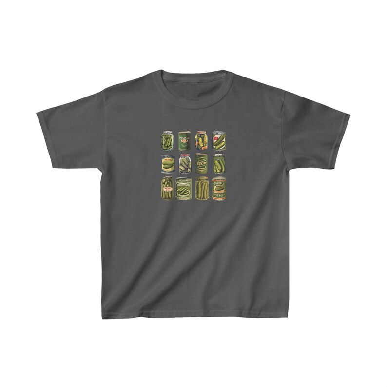 Puede incluir: Una camiseta gris oscuro con un gr&aacute;fico de una cuadr&iacute;cula de 12 frascos de pepinillos. Los frascos son de varios tama&ntilde;os y formas, y los pepinillos son verdes y amarillos.