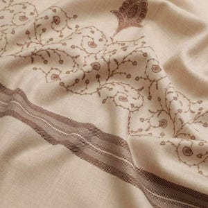 Large Fine Quality Embroidered Kashmiri Pashmina Wool Shawl: Lightweight Beige Winter Wrap