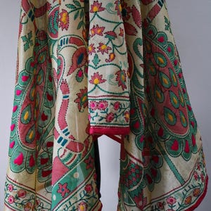 K&ouml;nnte beinhalten: Eine wei&szlig;e Keramik-Tasse mit schwarzem Henkel und dem Text "But First, Coffee" in schwarzer, fetter Schrift. Die Tasse steht auf einer Holzoberfl&auml;che. Die Tasse ist etwa 10 cm hoch.