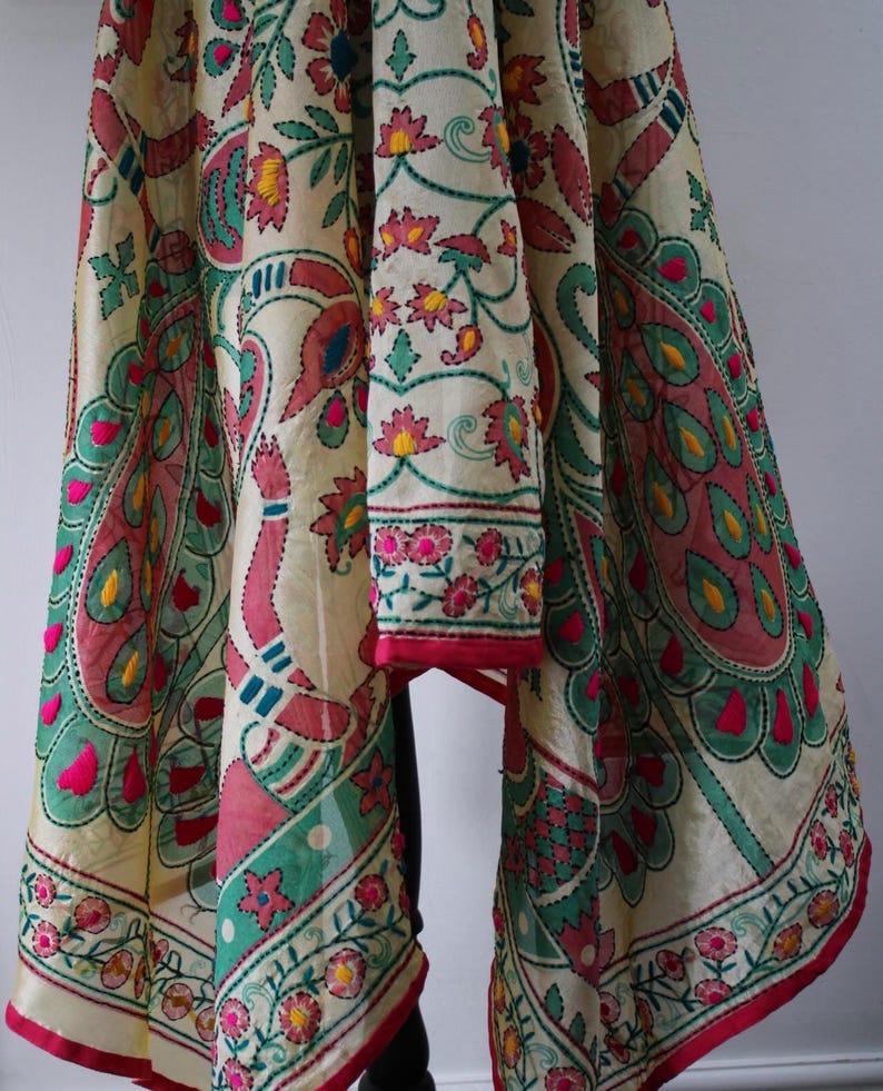 K&ouml;nnte beinhalten: Eine wei&szlig;e Keramik-Tasse mit schwarzem Henkel und dem Text "But First, Coffee" in schwarzer, fetter Schrift. Die Tasse steht auf einer Holzoberfl&auml;che. Die Tasse ist etwa 10 cm hoch.