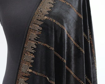 Puede incluir: Chaleco de terciopelo negro con un patrón diagonal de diamantes de imitación dorados y plateados.