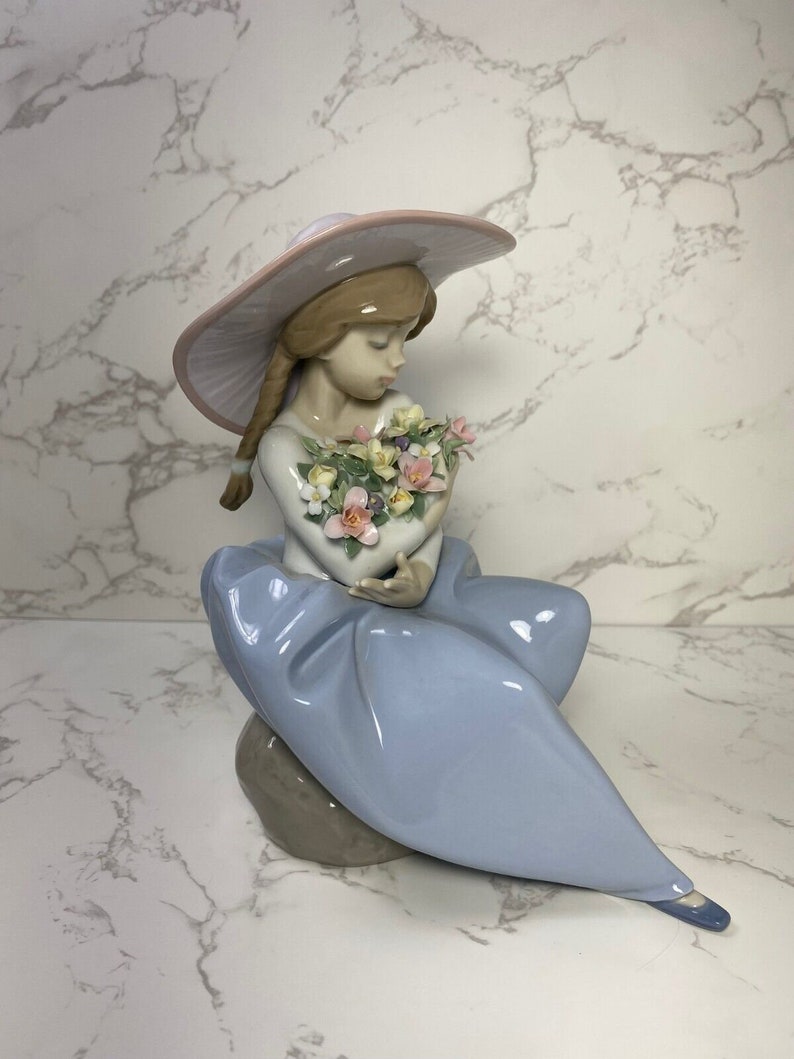 Lladro Fragrant Bouquet Girl Figurine - Thumbnail 5