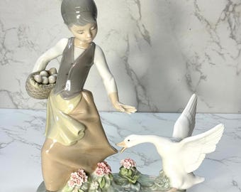 Lladro Figurine "AGGRESSIVE GOOSE" Goose chasing Girl with Basket w/ eggs 1288