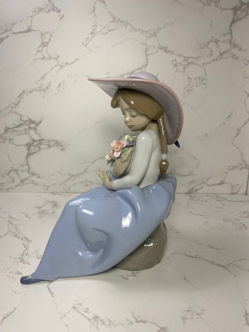 Lladro Fragrant Bouquet Girl Figurine - Thumbnail 3
