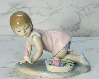 Lladro 5041 Girl Kneeling with Tulips Retired! Mint Condition!