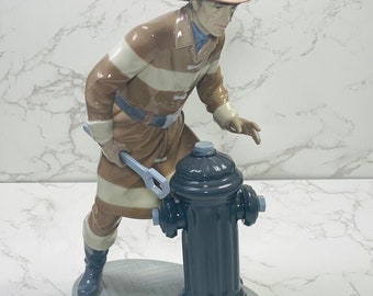 Lladro “The Fireman” Porcelain Figurine No. 5976 Circa 1990s