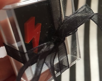 The wee lightning bolt in a box, Regal Ornament, Kawaii Andenken, Feelgood Geschenk, Taschenarmband, Verschenken Sie Geschenk, Originelles Geschenk