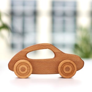 Voiture de jouet en bois, voiture de poussée faite à la main, cadeau d'enfant en bas âge, cadeau d'anniversaire, décor de pépinière, voiture de bébé en bois, jouet de Montessori, jouet organique, respectueux de l'environnement image 1