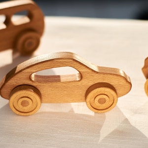 Voiture de jouet en bois, voiture de poussée faite à la main, cadeau d'enfant en bas âge, cadeau d'anniversaire, décor de pépinière, voiture de bébé en bois, jouet de Montessori, jouet organique, respectueux de l'environnement image 6