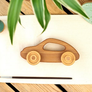 Voiture de jouet en bois, voiture de poussée faite à la main, cadeau d'enfant en bas âge, cadeau d'anniversaire, décor de pépinière, voiture de bébé en bois, jouet de Montessori, jouet organique, respectueux de l'environnement image 7