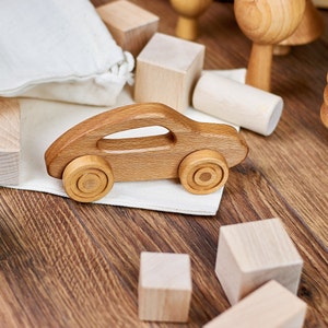 Voiture de jouet en bois, voiture de poussée faite à la main, cadeau d'enfant en bas âge, cadeau d'anniversaire, décor de pépinière, voiture de bébé en bois, jouet de Montessori, jouet organique, respectueux de l'environnement image 9