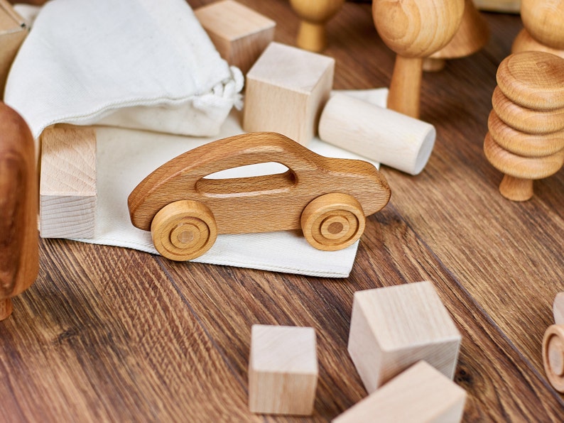 Voiture de jouet en bois, voiture de poussée faite à la main, cadeau d'enfant en bas âge, cadeau d'anniversaire, décor de pépinière, voiture de bébé en bois, jouet de Montessori, jouet organique, respectueux de l'environnement image 9
