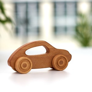 Voiture de jouet en bois, voiture de poussée faite à la main, cadeau d'enfant en bas âge, cadeau d'anniversaire, décor de pépinière, voiture de bébé en bois, jouet de Montessori, jouet organique, respectueux de l'environnement image 3