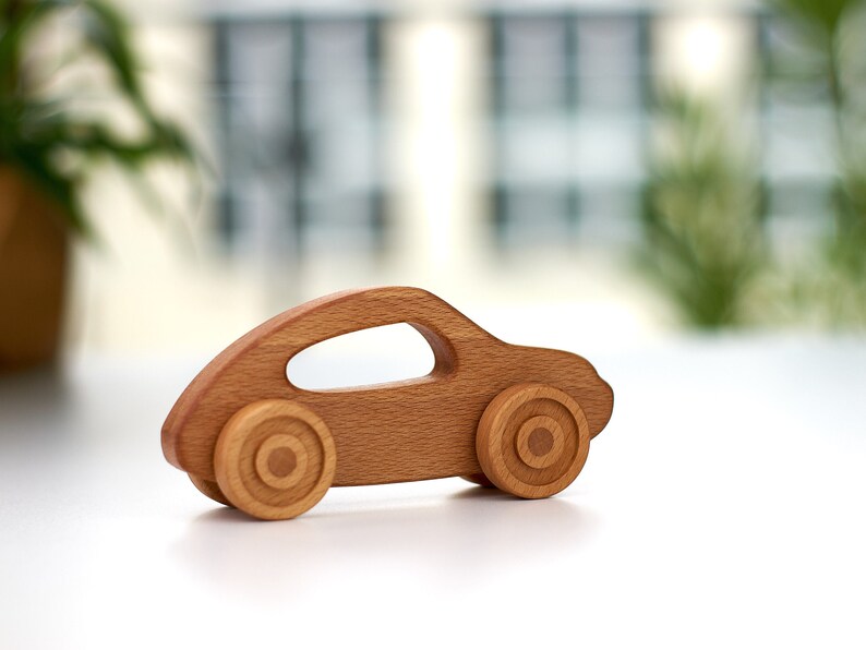 Voiture de jouet en bois, voiture de poussée faite à la main, cadeau d'enfant en bas âge, cadeau d'anniversaire, décor de pépinière, voiture de bébé en bois, jouet de Montessori, jouet organique, respectueux de l'environnement image 3