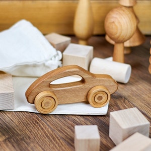 Voiture de jouet en bois, voiture de poussée faite à la main, cadeau d'enfant en bas âge, cadeau d'anniversaire, décor de pépinière, voiture de bébé en bois, jouet de Montessori, jouet organique, respectueux de l'environnement image 5