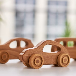 Voiture de jouet en bois, voiture de poussée faite à la main, cadeau d'enfant en bas âge, cadeau d'anniversaire, décor de pépinière, voiture de bébé en bois, jouet de Montessori, jouet organique, respectueux de l'environnement image 4