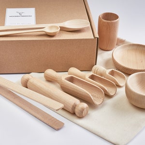 Wooden scoops, clamps, bowls, cup and pin. Cotton bag and kraft box for packing with the wooden freedom logo on the top.