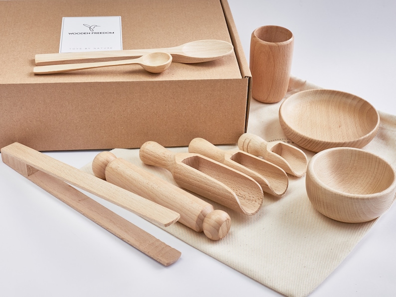Wooden scoops, clamps, bowls, cup and pin. Cotton bag and kraft box for packing with the wooden freedom logo on the top.