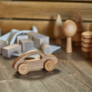 Voiture de jouet en bois, voiture de poussée faite à la main, cadeau d'enfant en bas âge, cadeau d'anniversaire, décor de pépinière, voiture de bébé en bois, jouet de Montessori, jouet organique, respectueux de l'environnement image 8