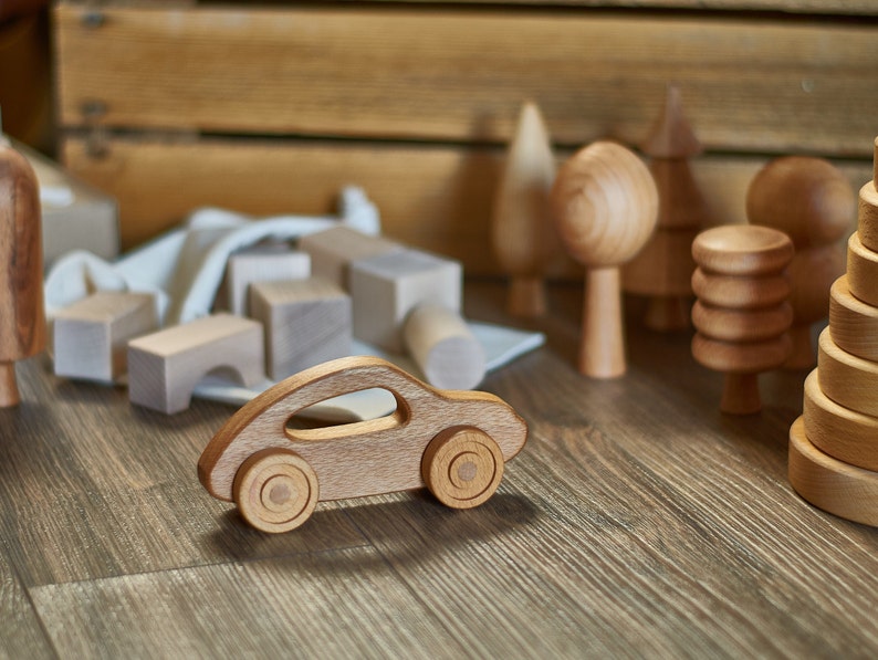 Voiture de jouet en bois, voiture de poussée faite à la main, cadeau d'enfant en bas âge, cadeau d'anniversaire, décor de pépinière, voiture de bébé en bois, jouet de Montessori, jouet organique, respectueux de l'environnement image 8