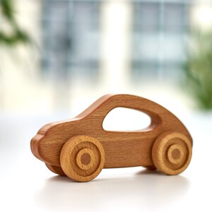 Voiture de jouet en bois, voiture de poussée faite à la main, cadeau d'enfant en bas âge, cadeau d'anniversaire, décor de pépinière, voiture de bébé en bois, jouet de Montessori, jouet organique, respectueux de l'environnement image 2