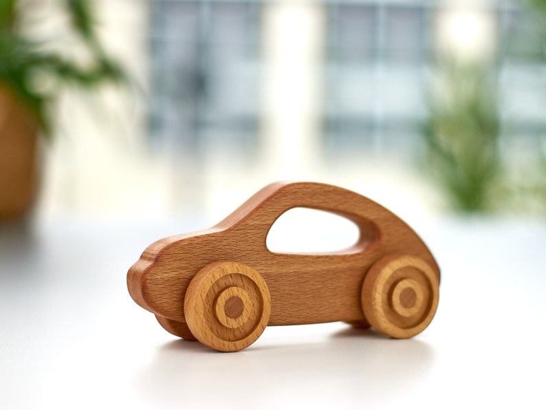 Voiture de jouet en bois, voiture de poussée faite à la main, cadeau d'enfant en bas âge, cadeau d'anniversaire, décor de pépinière, voiture de bébé en bois, jouet de Montessori, jouet organique, respectueux de l'environnement image 2