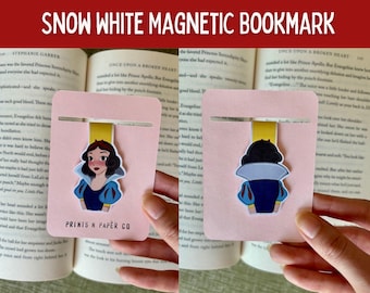 Puede incluir: Marcapáginas magnético rosa con Blancanieves de Disney. El marcapáginas tiene una pestaña amarilla y un recorte para la página. La ilustración de Blancanieves la muestra con su vestido azul y amarillo. El texto "SNOW WHITE MAGNETIC BOOKMARK" está arriba.