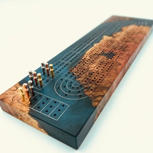 Planche de cribbage fabriquée à la main en BURL+résine époxy bleu nuit | lignes gravées | comprend des chevilles en métal - Gravure disponible !