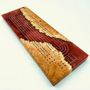 Tablero de cribbage hecho a mano en resina epoxi MALLEE BURL+MERLOT / Incluye clavijas de metal con almacenamiento / ¡Grabado disponible!