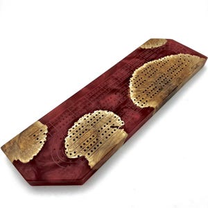 Tablero de cribbage hecho a mano en resina epoxi MALLEE BURL+MERLOT / incluye clavijas de metal con almacenamiento / ¡Grabado disponible!