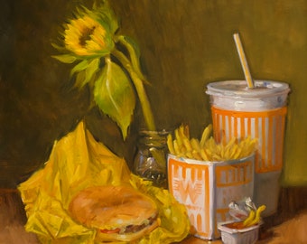 Könnte beinhalten: Ein Stillleben mit einem Hamburger, Pommes Frites und einem Softdrink in einem Styroporbecher. Das Essen liegt auf einer gelben Papierverpackung. Im Hintergrund befindet sich eine verwelkte Sonnenblume.