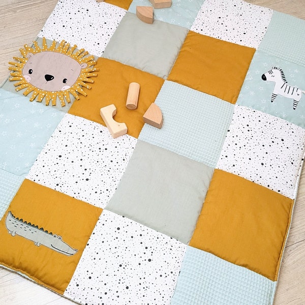 Krabbeldecke Safari, Babydecke Dschungeltiere, Baby Patchworkdecke personalisiert, Krabbeldecke mit Namen, Spielmatte