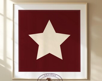 Può includere: Opera d'arte incorniciata con una grande stella bianco sporco su sfondo rosso scuro. La stella è centrata e ha cinque punte. L'opera è in una cornice bianca. Un logo circolare con un cavallo è in basso.