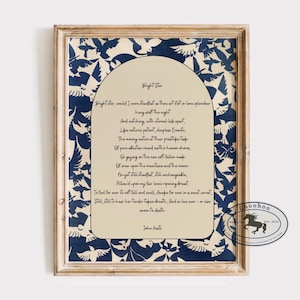 Könnte beinhalten: Gerahmter Druck mit dem Gedicht "Bright Star" von John Keats. Das Gedicht befindet sich auf einem cremefarbenen Hintergrund, umgeben von einem marineblauen Vogelmuster. Der Rahmen ist aus hellem Naturholz.