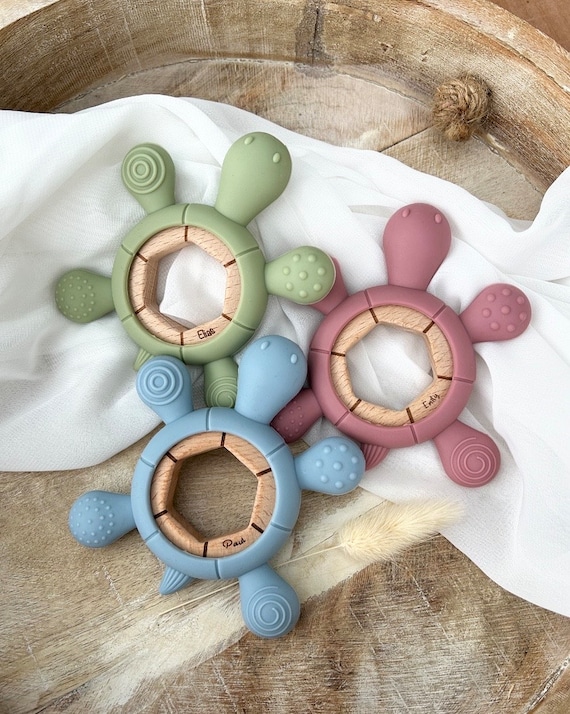 Personalisierter Greifling Schildkröte mit Namen & Datum, Individuelle Gravur, Silikon - Holz, Spielzeug Baby, Geschenk zur Geburt und Taufe