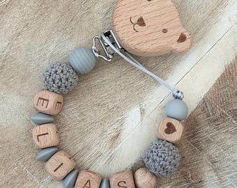 Personalisierte Schnullerkette mit Namen für Jungen Mädchen in Grau | Clip Teddy mit Häkelperlen, Geschenk zur Taufe, Geburt oder Babyparty