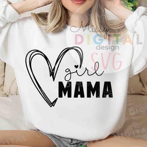 Puede incluir: Sudadera blanca con un coraz&oacute;n negro y el texto "girl mama" impreso en la parte delantera.