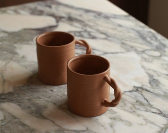 Mug tissé à la main en céramique naturelle | Poterie | Grande tasse à café ou à thé | Manche torsadé | Cadeau unique pour elle et lui | Accessoire de cuisine | Tasses