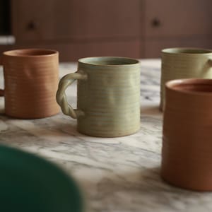 Espuma de costura de taza terminada a mano de cerámica / Cerámica / Taza grande de café o té / Mango retorcido / Regalo único para ella o él / Accesorio de cocina /