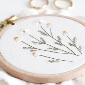 Embroidery picture, 10 cm embroidery frame chamomile image 2