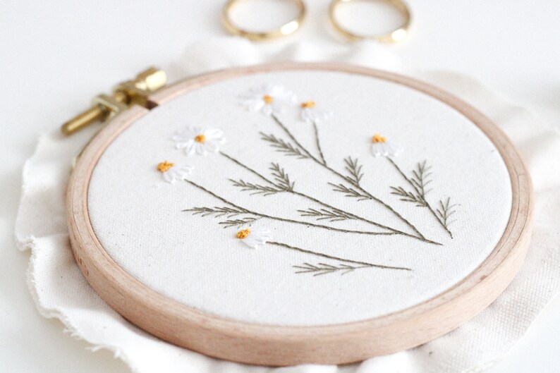 Embroidery picture, 10 cm embroidery frame chamomile image 2