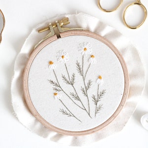 Embroidery picture, 10 cm embroidery frame chamomile image 1