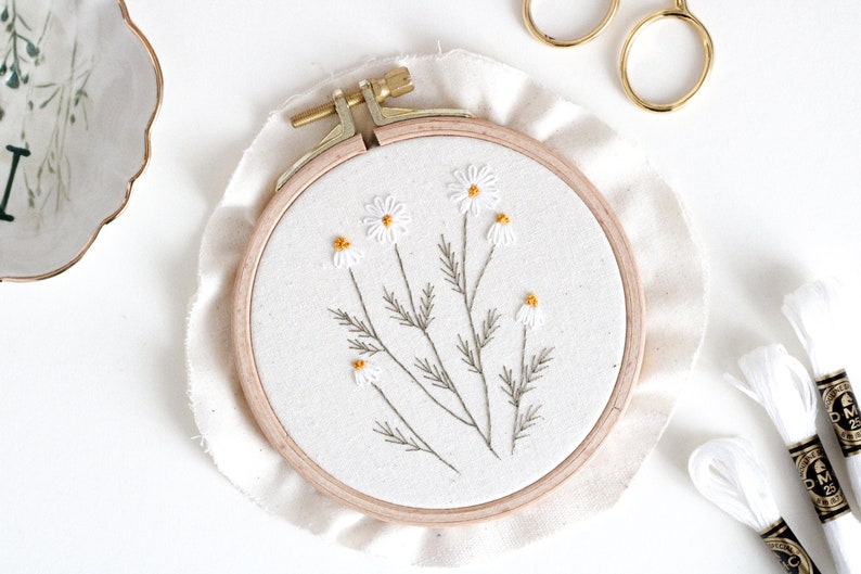 Embroidery picture, 10 cm embroidery frame chamomile image 1