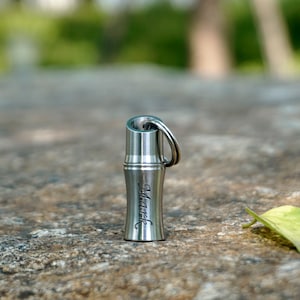 Personalisierte Bambus CREMATION URNE KEYCHAIN, Pillendose, Haustiermannfrauen-Asche-Denkmalschlüsselbund, wasserdichter Ascheschmuck, wasserdichte Urne
