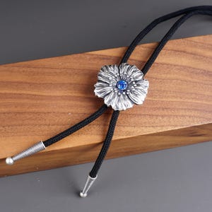 Gebloemde bolo-stropdas voor dames – blauwe choker met strass koord – op de natuur geïnspireerd sieradencadeau