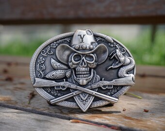 Hebilla de cinturón personalizada con calavera de vaquero bañada en plata con sombrero de vaquero, rosa, pistolas y serpiente. Hebilla de cinturón personalizada con monograma para él o padrino de boda